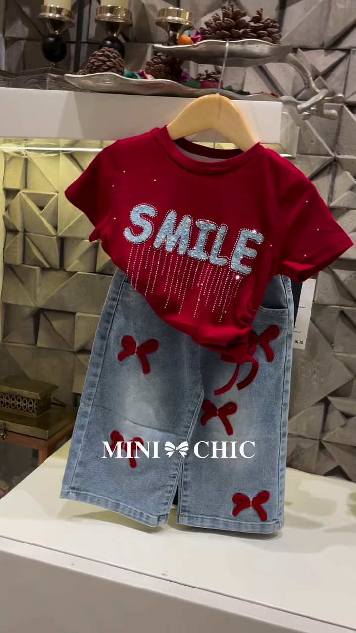 🎀  Cute Girls’ Burgundy “Smile” Graphic Top with Bow-Detail Denim Shorts – Trendy Stylish Kids’ Two-Piece Casual Outfit 👧❤️