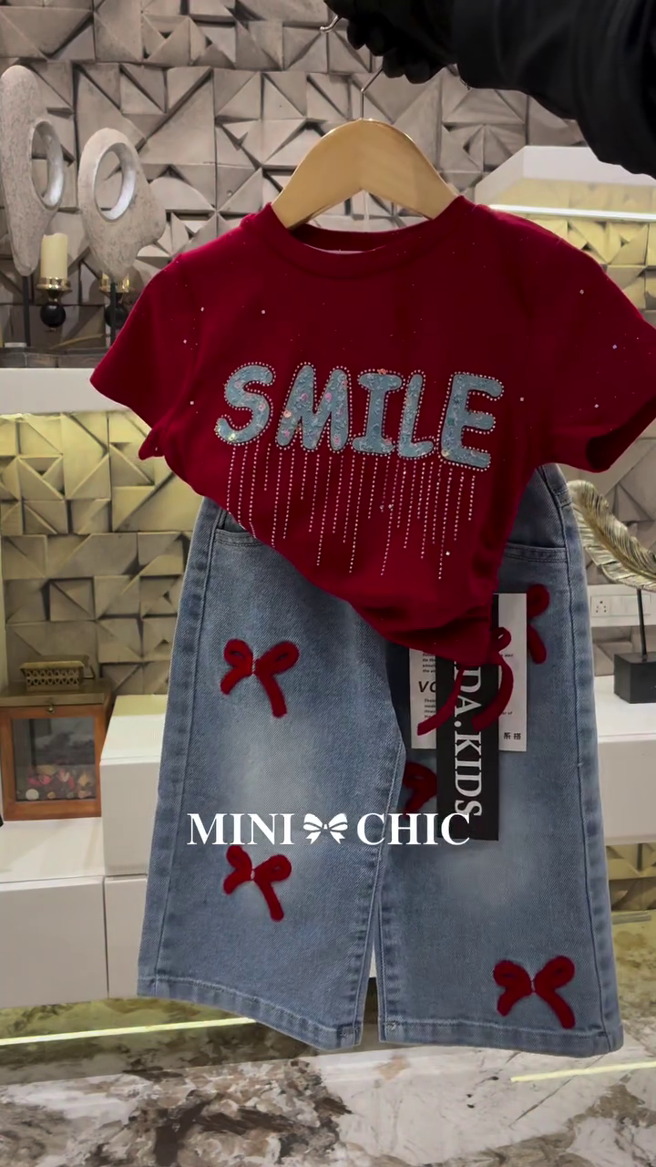 🎀  Cute Girls’ Burgundy “Smile” Graphic Top with Bow-Detail Denim Shorts – Trendy Stylish Kids’ Two-Piece Casual Outfit 👧❤️