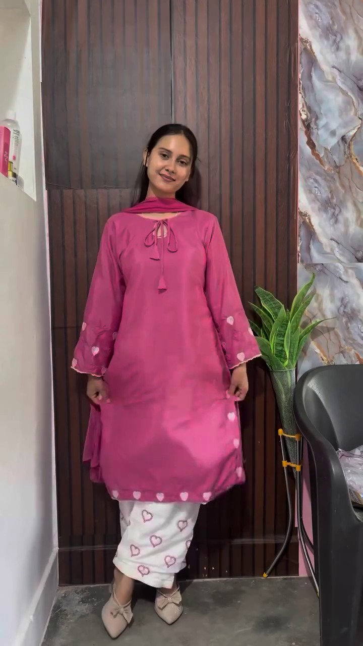 Premium Rani Pink Embroidered Straight Kurta with Heart Motif Flared Sleeves, Matching Printed Pants & Coordinated Dupatta – Elegant Ethnic Fusion Suit Set for Women 💕🌸