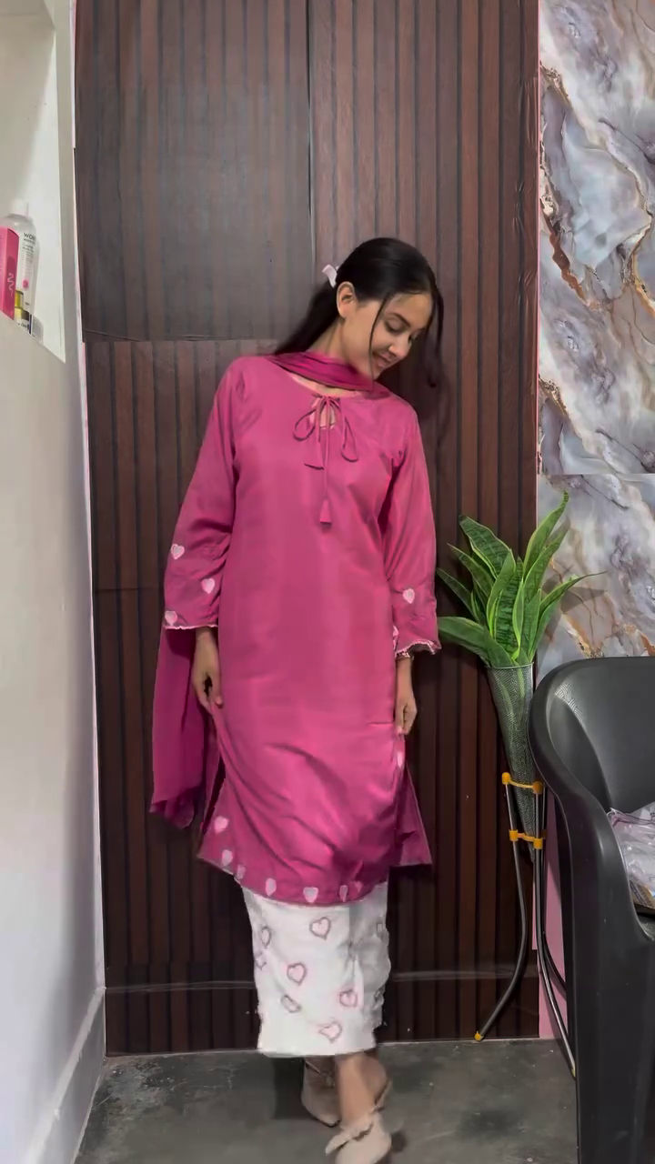 Premium Rani Pink Embroidered Straight Kurta with Heart Motif Flared Sleeves, Matching Printed Pants & Coordinated Dupatta – Elegant Ethnic Fusion Suit Set for Women 💕🌸