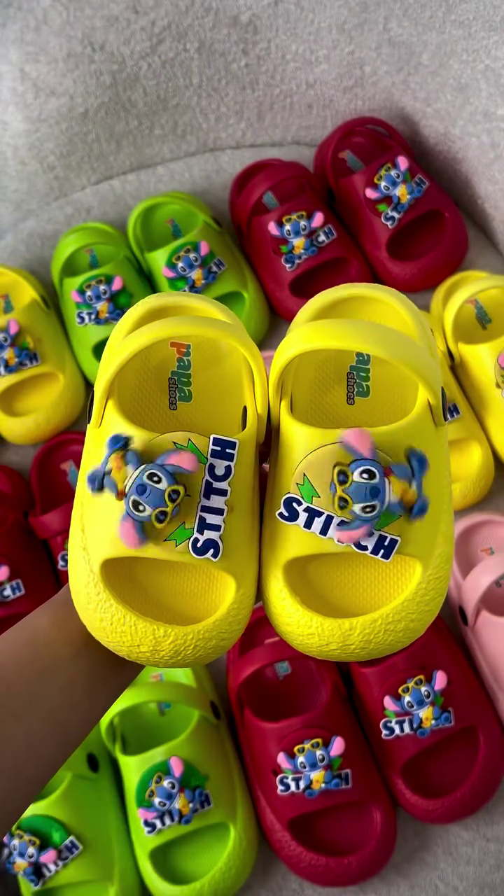 Adorable Lightweight Kids’ Cartoon Character Clogs with Raised Decorative Character Detail, Breathable Open Design & Adjustable Back Strap – Fun Everyday Casual Footwear for Children 🌈🩴