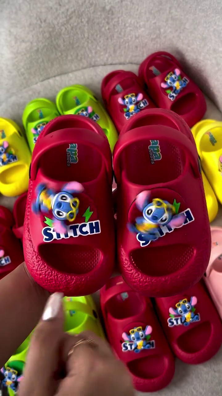 Adorable Lightweight Kids’ Cartoon Character Clogs with Raised Decorative Character Detail, Breathable Open Design & Adjustable Back Strap – Fun Everyday Casual Footwear for Children 🌈🩴