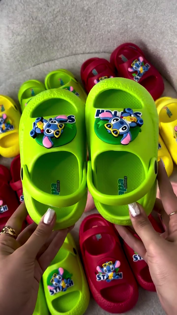 Adorable Lightweight Kids’ Cartoon Character Clogs with Raised Decorative Character Detail, Breathable Open Design & Adjustable Back Strap – Fun Everyday Casual Footwear for Children 🌈🩴