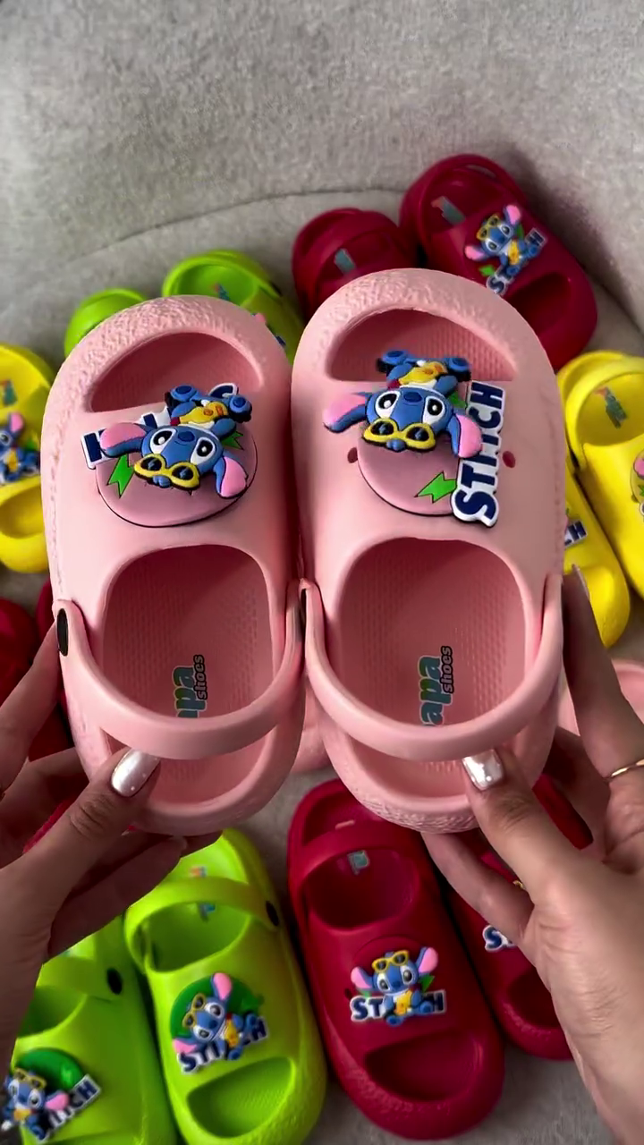 Adorable Lightweight Kids’ Cartoon Character Clogs with Raised Decorative Character Detail, Breathable Open Design & Adjustable Back Strap – Fun Everyday Casual Footwear for Children 🌈🩴