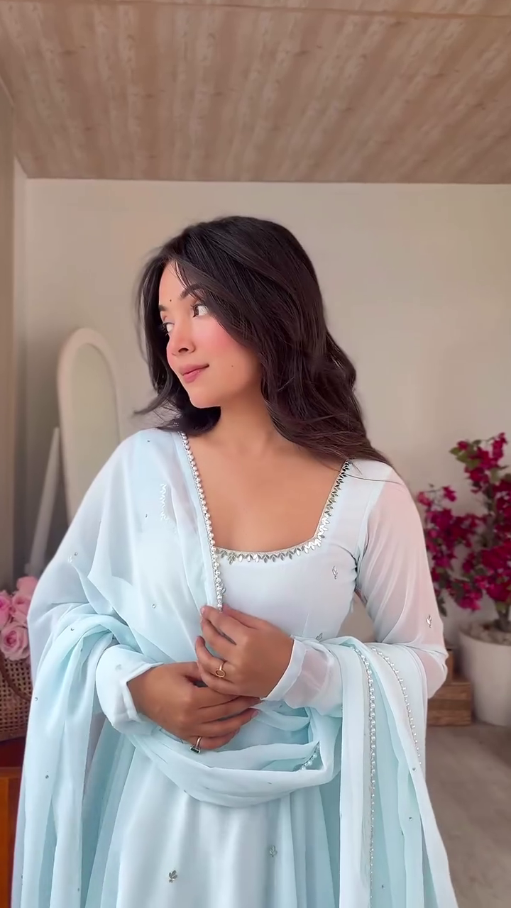 ✨ Elegant Powder Blue Flowing Georgette Saree with Matching Blouse, Soft Draped Silhouette & Delicate Sparkling Border for Graceful Festive and Party Wear ✨