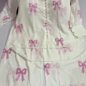 Premium Girls’ Ivory White Full-Sleeve Bow Print Peplum Top & Matching Straight-Leg Pants Two-Piece Co-Ord Set with Button Front, Flared Hem & Elegant Pink Ribbon Pattern 🎀🤍🌸
