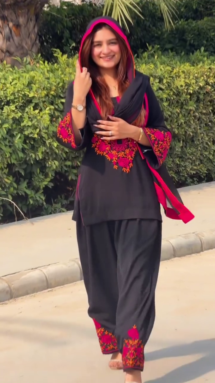 Elegant Women’s Premium Pink Co-Ord Set with Stylish Square Neck Long-Sleeve Tunic Top, Wide-Leg Flared Pants, Matching Dupatta, Decorative Pom-Pom Trim & Feminine Contemporary Ethnic-Fusion Partywear Design 💕👗✨