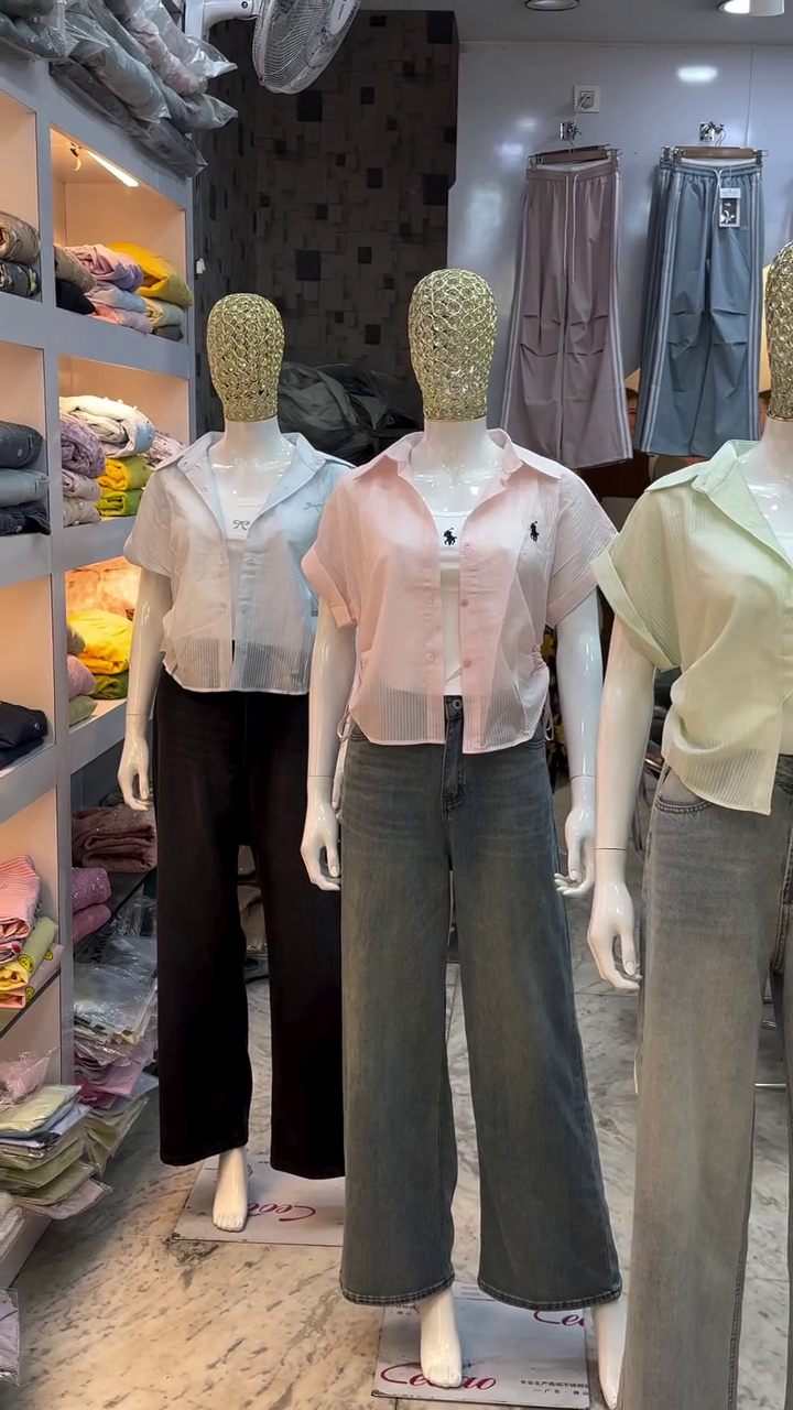 Women’s Premium Lightweight Cropped Button-Front Short Sleeve Shirt with Relaxed Fit, Open Collar, Subtle Textured Fabric, Stylish Waist-Length Silhouette & Versatile Contemporary Casual Layering Design 💕👚✨