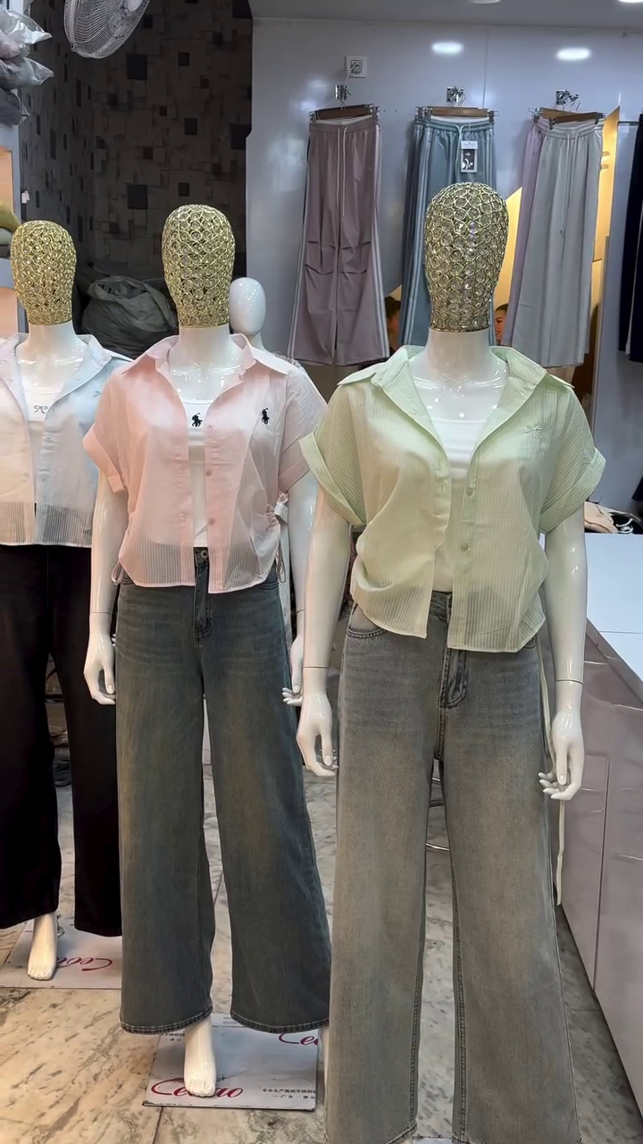 Women’s Premium Lightweight Cropped Button-Front Short Sleeve Shirt with Relaxed Fit, Open Collar, Subtle Textured Fabric, Stylish Waist-Length Silhouette & Versatile Contemporary Casual Layering Design 💕👚✨