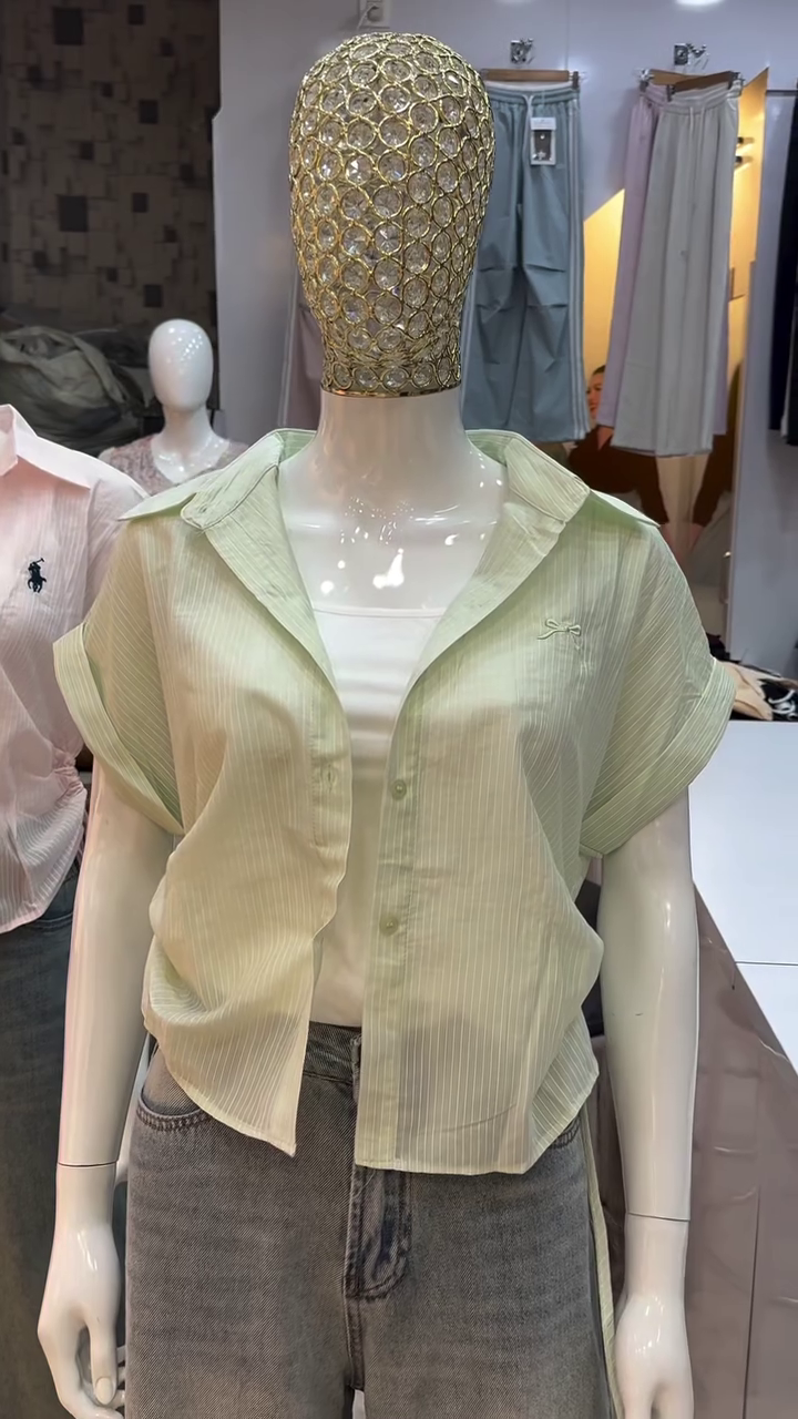 Women’s Premium Lightweight Cropped Button-Front Short Sleeve Shirt with Relaxed Fit, Open Collar, Subtle Textured Fabric, Stylish Waist-Length Silhouette & Versatile Contemporary Casual Layering Design 💕👚✨