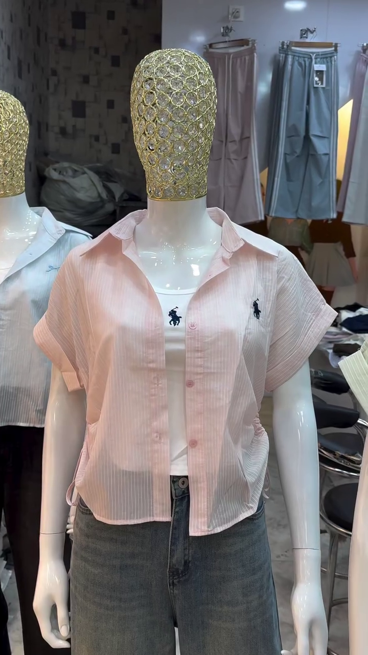 Women’s Premium Lightweight Cropped Button-Front Short Sleeve Shirt with Relaxed Fit, Open Collar, Subtle Textured Fabric, Stylish Waist-Length Silhouette & Versatile Contemporary Casual Layering Design 💕👚✨