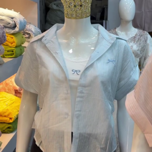 Women’s Premium Lightweight Cropped Button-Front Short Sleeve Shirt with Relaxed Fit, Open Collar, Subtle Textured Fabric, Stylish Waist-Length Silhouette & Versatile Contemporary Casual Layering Design 💕👚✨