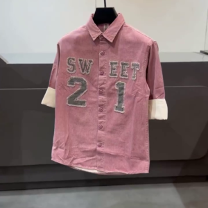 Men’s Fashionable Dusty Pink Short-Sleeve Look Full-Button Shirt with Classic Point Collar, Contrast White Roll-Up Cuffs, Front Statement Number Lettering and Smart Casual Styling